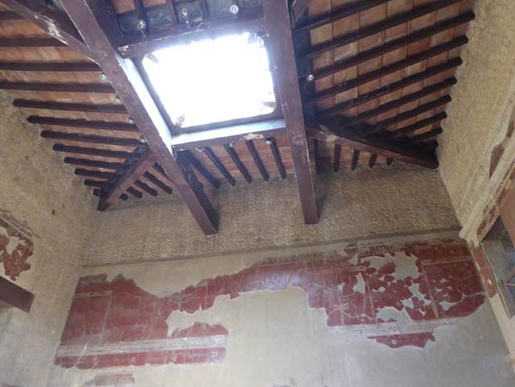 III.11 Herculaneum, June 2017, Room 6, the atrium, upper north wall and compluvium in modern roof. Photo courtesy of Michael Binns.